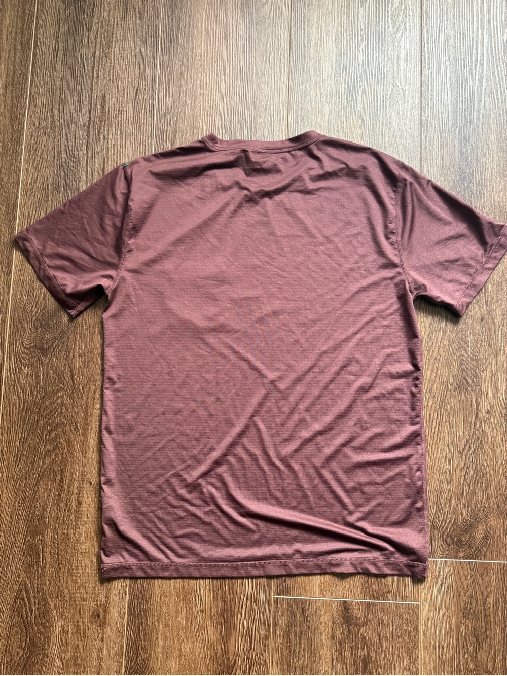 Vuori Men’s Pocket T-Shirt in Maroon L - Picture 2 of 6
